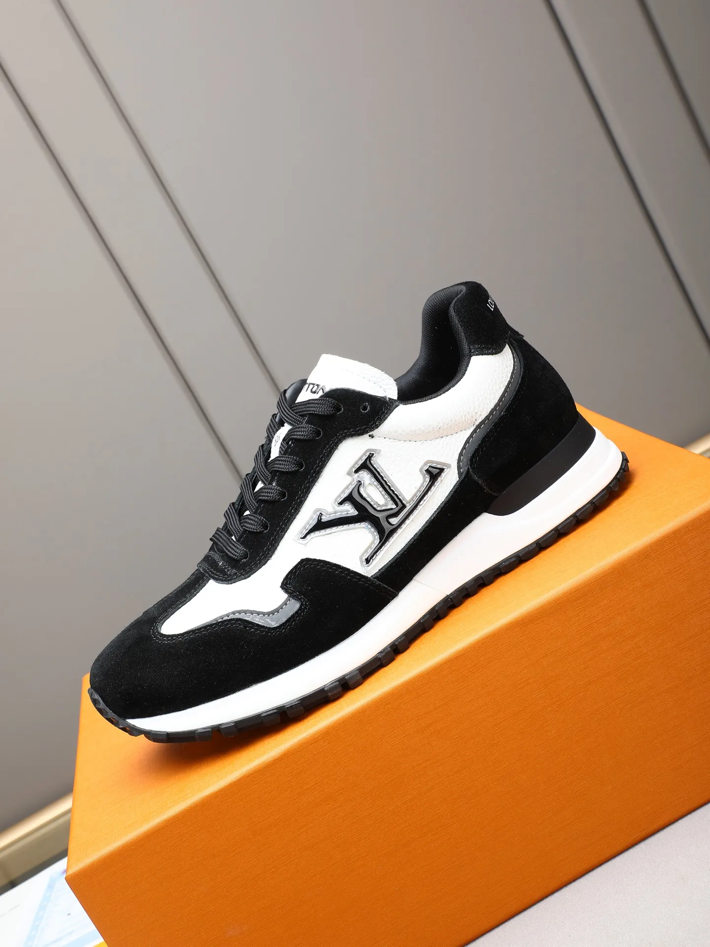 PP600 Louis Vuitton LV Run Men's Sports Shoes LV Run men's sports shoes are made of cowhide leather, low-key and luxurious. The tongue and heel are embellished with classic logos, giving it a full sense of hierarchy. The rubber sole has strong grip and wear resistance, suitable for daily wear or light sports scenes, and has a full sense of quality🎬size: 39-44 (customized at 38.45.46)